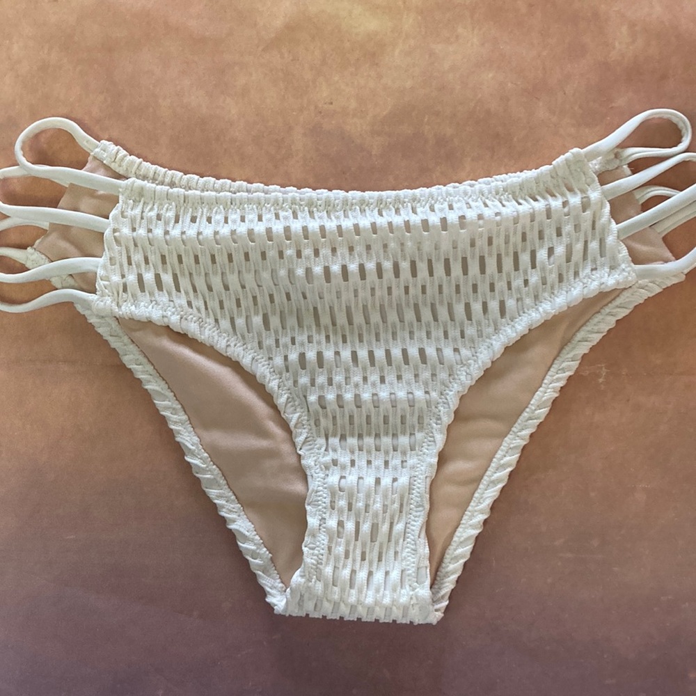 ➡️Vanilla Beach Off White Bikini Bottom Size Medium